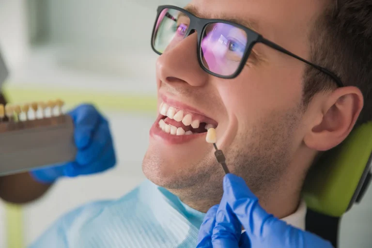 Comparação da cor dos dentes com uma escala de tonalidades durante uma consulta.