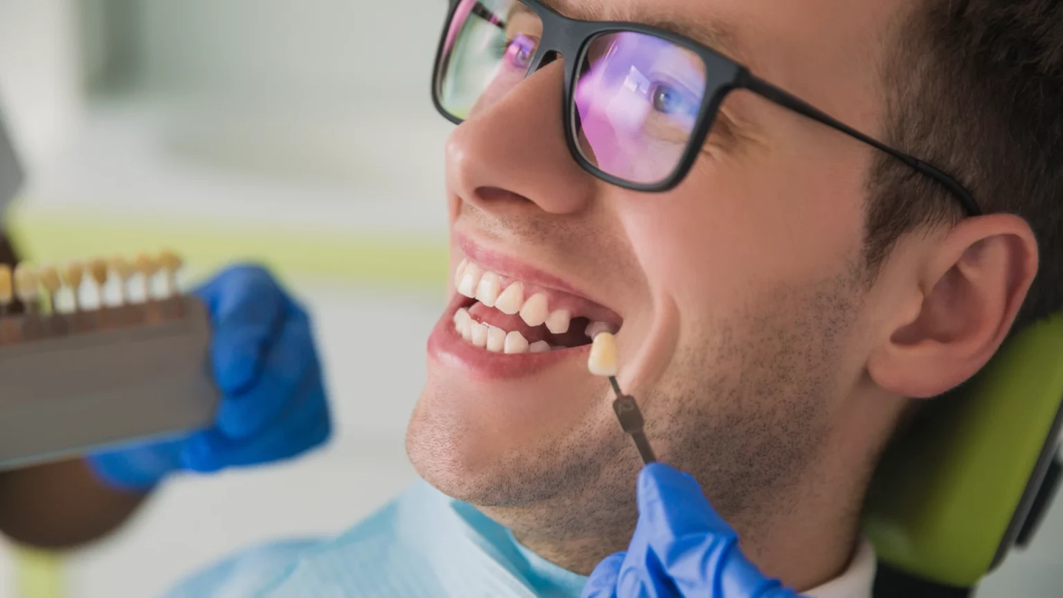 Comparação da cor dos dentes com uma amostra de escala de cor durante uma consulta.