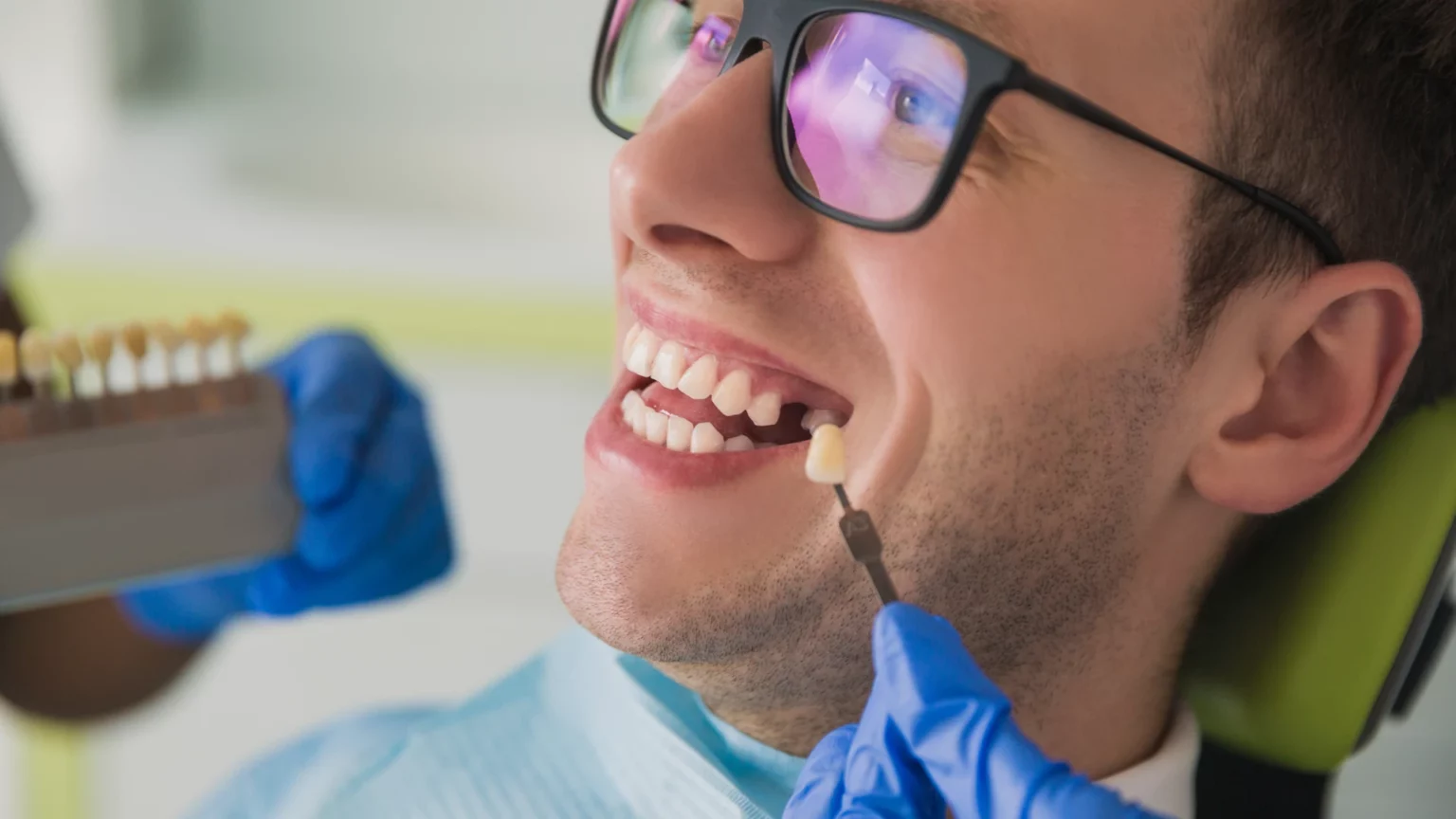 Comparação da cor dos dentes com uma amostra de escala de cor durante uma consulta.